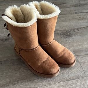 UGG BAILEY BOW Adult US 8, chestnut, very good condition,